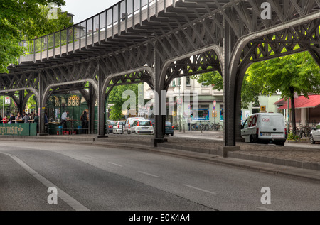 Die trendigen Viertel Kreuzberg in Berlin, mit der erhöhten u-Bahnlinie und lokal unter. Stockfoto