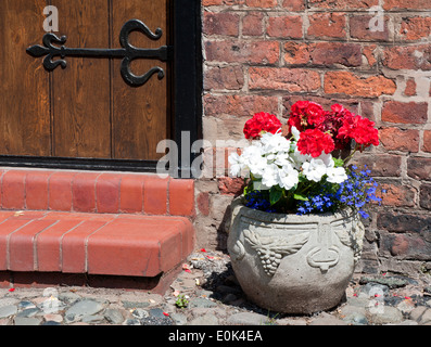 Sommer Pflanzmaschine durch Oak Haustür, Dorf Great Budworth, Cheshire, England, Großbritannien Stockfoto