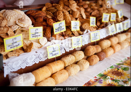 Marktstand mit Golka und Oscypki geräucherter Käse aus der Schafmilch, Lebensmittel, die auch als Oszczypek oder oscypek Stockfoto