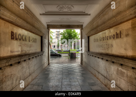 Blick durch die kommunistische Ära Gebäude bei starkem Regen am Karl-Marx-Allee in Ost-Berlin. Stockfoto