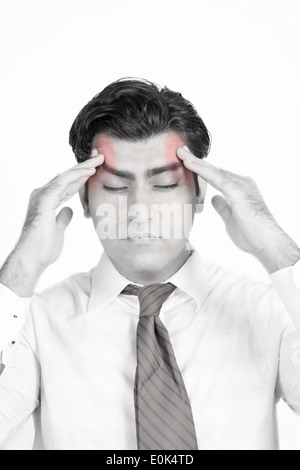 Mann leidet unter einer Kopfschmerzen isoliert auf weißem Hintergrund, schwarz / weiss Portrait. Stockfoto