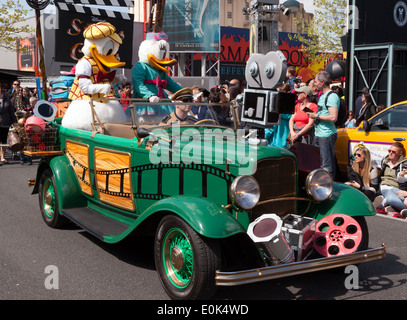 Donald Duck und Daisy Duck in the Stars ' n ' Cars, Parade in den Walt Disney Studios Paris Stockfoto