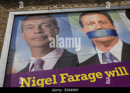 Die Anti-EU-Mitgliedschaft "UK Independence Party (UKIP) politischen Plakat zeigt Führer Nigel Farage und eine geknebelt Premierminister David Cameron - Stille gegen Mobbing Europäische Union in East Dulwich - ein relativ wohlhabenden Stadtteil von Südlondon gesehen. Die Anzeige wird vor den Wahlen zum Europäischen Parlament am 22. Mai angezeigt. Stockfoto