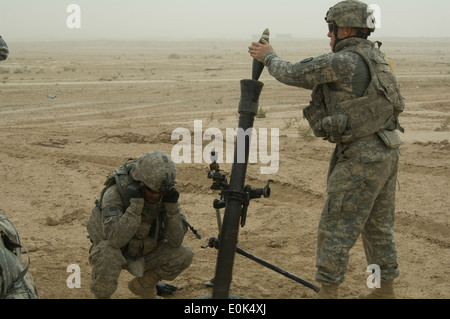 US Army Spc. Alonzo Turner, mit 3. Bataillon, 21. Infanterie-Regiment, hängt eine 81-mm-Mörser-Hülle über den Mörtel-Rohr in Stockfoto