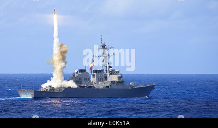 Arleigh-Burke-Klasse geführte Flugkörper Zerstörer USS Curtis Wilbur (DDG-54) feuert eine Rakete 2 (SM-2) während einer Rakete firi Stockfoto