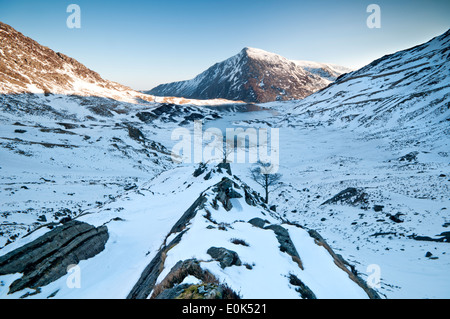 Llyn Idwal im Winter unterstützt durch Pen yr Ole Wen, Cwm Idwal, Snowdonia National Park, North Wales, UK Stockfoto