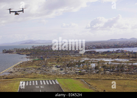 LEYTE, Republik der Philippinen – ein MV-22 Osprey bereitet auf Tacloban Air Base, am 16. November während der Operation Damayan landen. Stockfoto