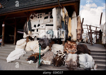 Viele Schafe Pelze auf Gubalowka Markt in Zakopane, Polen, Europa 2014. Cloudy sky, horizontale Ausrichtung, niemand. Stockfoto