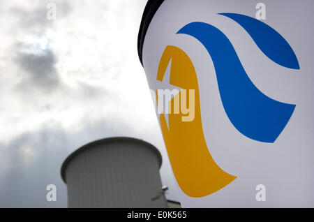 Berlin-Lichterfelde, Deutschland. 15. Mai 2014. Ein Schornstein ist hinter dem Logo der Vattenfall Europe AG Heizkraftwerk in Berlin-Lichterfelde, Deutschland, 15. Mai 2014 abgebildet. Foto: DANIEL NAUPOLD/Dpa/Alamy Live News Stockfoto