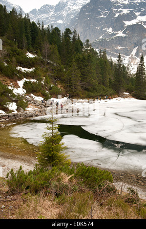 Touristen-Wanderung rund um Lake Morskie Oko Stockfoto