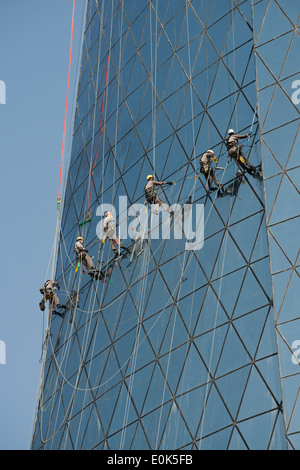 Doha. Katar. Reinigung der Fenster des Turmes Al Bidda Wanderarbeiter. Stockfoto