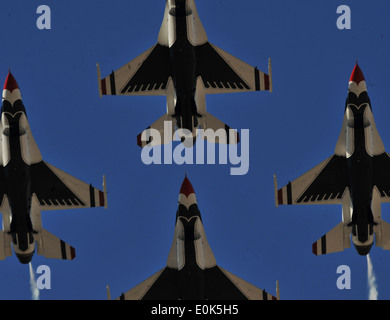 Die United States Air Force Air Demonstration Squadron Thunderbirds fliegen die Diamant-Formation während 2011 Aviation Nation O Stockfoto