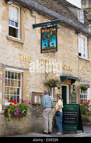 Touristischen paar Essen im Ansichtmenü auf The Royal Oak alte Gastro Pub Traditionshotel in Burford in Cotswolds, Oxfordshire, Vereinigtes Königreich Stockfoto