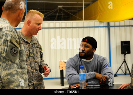 National Football League MVP Josh Wilson mit den Seattle Seahawks kamen nach Camp Basra in Basra, Irak, zur Unterstützung der m Stockfoto