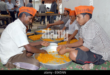 (140515)--NEU-DELHI, 15. Mai 2014 (Xinhua)--indische Arbeiter bereiten Süßigkeiten für die Antizipation Wahlsieg von Bharatiya Janata Partei (BJP) in der Parteizentrale in Neu-Delhi, Indien, 15. Mai 2014. Exit Polls haben ein großer Gewinn für das Land wichtigsten Oppositionspartei Bharatiya Janata Partei und Niederlage für die regierende Kongresspartei für ihr Versagen zur Bekämpfung von Korruption und Inflation vorhergesagt. (Xinhua/Partha Sarkar) (Djj) Stockfoto