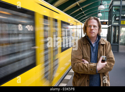 Künstler Jonathon Keats posiert mit einem Prototyp seiner Jahrhundert Kamera in u-Bahnstation in Berlin, Deutschland, 13. Mai 2014. Keast will 100 Kameras mit Belichtungszeiten von 100 Jahren in Berlin zu installieren. Foto: DANIEL NAUPOLD/dpa Stockfoto