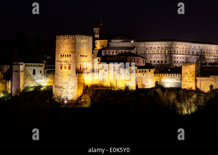 HDR-Bild Teil der Alhambra Paläste und Festungen einschließlich der Comares-Turm in Granada, Spanien in der Nacht Stockfoto