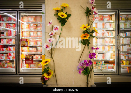 Künstliche Blumen sind ein Supermarkt Produkt Display in das Gefrierfach in New York Stockfoto