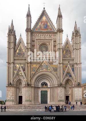 Blick auf die Fassade des Orvieto Kathedrale, Umbrien, Italien Stockfoto