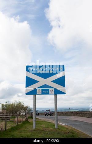 Willkommen in Schottland Zeichen (Failte gu Alba) von A68 an England-Schottland-Grenze. Stockfoto