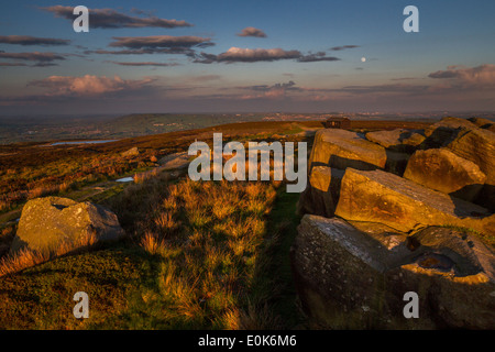 Schöne Aussicht auf das Moor und der Leeds Bradford Airport mit dem Mond und der Sonne, Großbritannien Stockfoto
