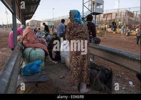 Melilla Melilla, Spanien. 27. Sep, 2011. Es ist 06:30, Hunderte von Menschen sind konzentriert an der Grenze der Chinesen aus der Nachbarschaft die autonome Stadt Melilla zwischen Spanien und Marokko. Sie warten auf die Fahrzeuge, die bringen Pack in schweren Bündel reicht von 40 bis 50kg, aber manchmal erreicht 70kg Gewicht. Eine überwältigende Mehrheit dieser Fluggesellschaften sind Frauen (Damen Maultier). Sie tragen schwere Pakete zu einer Zement-Plattform, wo markiert und sortiert, gerade jetzt ist, wenn Sie kämpfen mehr Probleme, denn es gibt einige, die wollen in der Warteschlange zu schleichen. Ab 12:00 Uhr, überqueren Sie die b Stockfoto