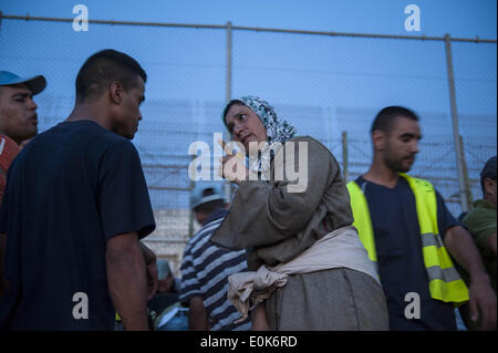 Melilla Melilla, Spanien. 27. Sep, 2011. Es ist 06:30, Hunderte von Menschen sind konzentriert an der Grenze der Chinesen aus der Nachbarschaft die autonome Stadt Melilla zwischen Spanien und Marokko. Sie warten auf die Fahrzeuge, die bringen Pack in schweren Bündel reicht von 40 bis 50kg, aber manchmal erreicht 70kg Gewicht. Eine überwältigende Mehrheit dieser Fluggesellschaften sind Frauen (Damen Maultier). Sie tragen schwere Pakete zu einer Zement-Plattform, wo markiert und sortiert, gerade jetzt ist, wenn Sie kämpfen mehr Probleme, denn es gibt einige, die wollen in der Warteschlange zu schleichen. Ab 12:00 Uhr, überqueren Sie die b Stockfoto