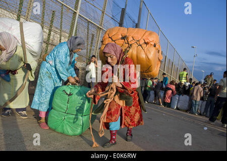 Melilla Melilla, Spanien. 27. Sep, 2011. Es ist 06:30, Hunderte von Menschen sind konzentriert an der Grenze der Chinesen aus der Nachbarschaft die autonome Stadt Melilla zwischen Spanien und Marokko. Sie warten auf die Fahrzeuge, die bringen Pack in schweren Bündel reicht von 40 bis 50kg, aber manchmal erreicht 70kg Gewicht. Eine überwältigende Mehrheit dieser Fluggesellschaften sind Frauen (Damen Maultier). Sie tragen schwere Pakete zu einer Zement-Plattform, wo markiert und sortiert, gerade jetzt ist, wenn Sie kämpfen mehr Probleme, denn es gibt einige, die wollen in der Warteschlange zu schleichen. Ab 12:00 Uhr, überqueren Sie die b Stockfoto