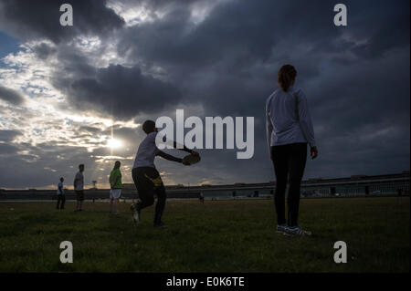 Berlin, Deutschland. 14. Mai 2014. Schüler spielen Frisbee in der Tempelhofer Feld in Berlin, Deutschland, 14. Mai 2014, gegen den dunklen Abend Wolken. Foto: MAJA HITIJJ/Dpa/Alamy Live News Stockfoto