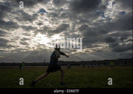 Berlin, Deutschland. 14. Mai 2014. Ein Mann spielt Frisbee in der Tempelhofer Feld in Berlin, Deutschland, 14. Mai 2014, gegen den dunklen Abend Wolken. Foto: MAJA HITIJJ/Dpa/Alamy Live News Stockfoto