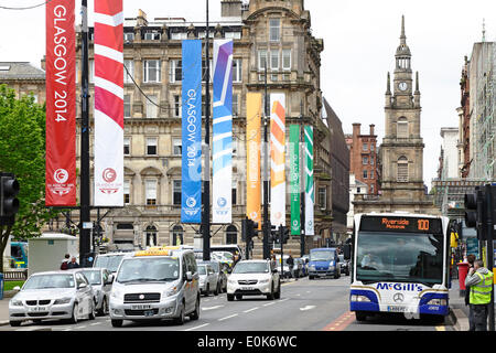 George Square, Glasgow, Schottland, Großbritannien, Donnerstag, 15. Mai 2014. Im Vorfeld der Commonwealth Games in Glasgow wurden farbenfrohe Banner aufgestellt, um das Stadtzentrum zu kleiden und Besucher willkommen zu heißen. Die Spiele laufen vom 23. Juli bis 3. August 2014. Stockfoto