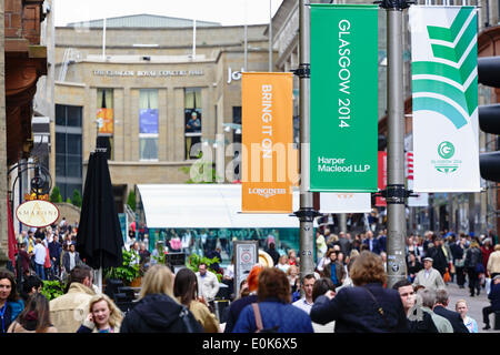 Buchanan Street, Glasgow, Schottland, Großbritannien, Donnerstag, 15. Mai 2014. Im Vorfeld der Commonwealth Games in Glasgow wurden farbenfrohe Banner aufgestellt, um das Stadtzentrum zu kleiden und Besucher willkommen zu heißen. Die Spiele laufen vom 23. Juli bis 3. August 2014. Stockfoto