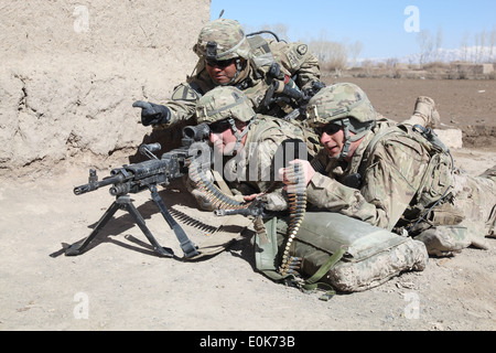 US Armee Sgt. 1. Klasse Anthony Saldivar (links) aus San Antonio, Texas, der 2. Zug, D Company, 3. Bataillon, 509. Airbo Stockfoto