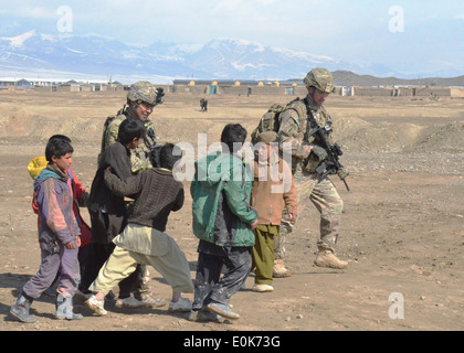 US Army Staff Sgt Eric Sawyer (links) von 2. Brigade, 10th Mountain Division, einen Verbindungsoffizier für die 2. Brigade, afghanische Stockfoto