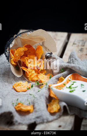 Hausgemachte süße Kartoffelchips mit frischer Thymian Stockfoto