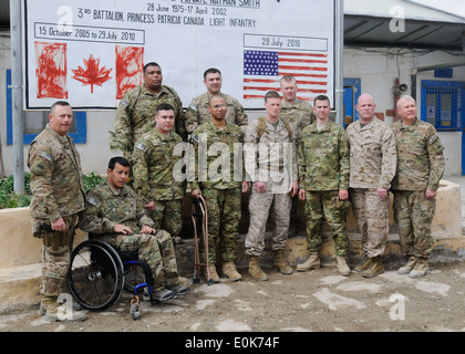 Verwundeten Krieger pose mit Command Sergeant Major Russell Reimers, Befehl Sergeant-Major der 1. Brigade Combat Team, 1st Armored Di Stockfoto