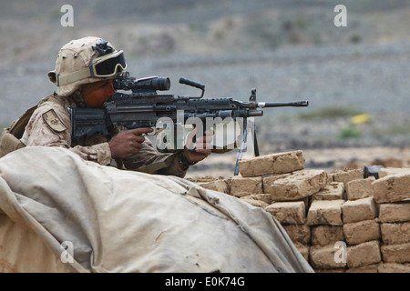 Lance CPL Nicholas W. Sainz, ein stellvertretender Teamleiter im 1. Zug, E Company, 3. Light Armored Reconnaissance Battalion, ein Stockfoto