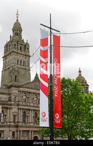 George Square, Glasgow, Schottland, Großbritannien, Donnerstag, 15. Mai 2014. Im Vorfeld der Commonwealth Games in Glasgow wurden farbenfrohe Banner aufgestellt, um das Stadtzentrum zu kleiden und Besucher willkommen zu heißen, wie sie hier neben den City Chambers zu sehen sind. Die Spiele laufen vom 23. Juli bis 3. August 2014. Stockfoto