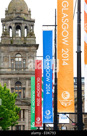 George Square, Glasgow, Schottland, Großbritannien, Donnerstag, 15. Mai 2014. Im Vorfeld der Commonwealth Games in Glasgow wurden farbenfrohe Banner aufgestellt, um das Stadtzentrum zu kleiden und Besucher willkommen zu heißen, wie sie hier neben den City Chambers zu sehen sind. Die Spiele laufen vom 23. Juli bis 3. August 2014. Stockfoto