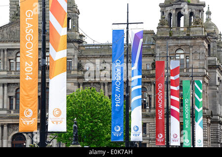 George Square, Glasgow, Schottland, Großbritannien, Donnerstag, 15. Mai 2014. Im Vorfeld der Commonwealth Games in Glasgow wurden farbenfrohe Banner aufgestellt, um das Stadtzentrum zu kleiden und Besucher willkommen zu heißen, wie sie hier neben den City Chambers zu sehen sind. Die Spiele laufen vom 23. Juli bis 3. August 2014. Stockfoto