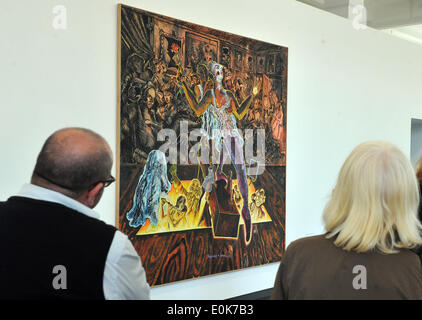 Augsburg, Deutschland. 15. Mai 2014. Ein Besucher schaut das Gemälde "Rakewell = Immendorff" von Joerg Immendorff während eines Presse-Tour in Augsburg, Deutschland, 15. Mai 2014. Die Ausstellung von Immendorfs arbeiten mit dem Titel versucht, ein Adler zu werden findet vom 16. Mai 2014 bis 17. Mai 2015. Foto: STEFAN PUCHNER/Dpa/Alamy Live News Stockfoto