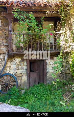 Traditionelles Haus in Berg Dorf von Somaniezo in Picos de Europa in Kantabrien Nordspanien Stockfoto