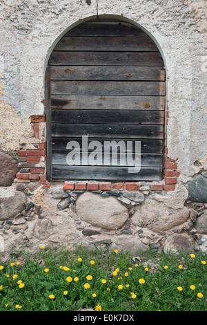 Fenster schließen ein Haushalts Gebäude aus Granit bei Meri Estate Smiltenes Region Lettland Felsen Stockfoto