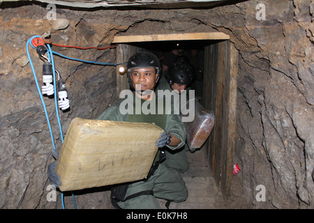 Foto von aufwendigen grenzüberschreitenden Drogenschmuggel Tunnel entdeckt in einer Lagerhalle in der Nähe von San Diego. Stockfoto