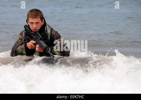 090624-N-7883G-011 Insel SAN CLEMENTE, Kalifornien (24. Juni 2009) A Basic Underwater Demolition/SEAL (BUD/S) Student watet an Land Stockfoto