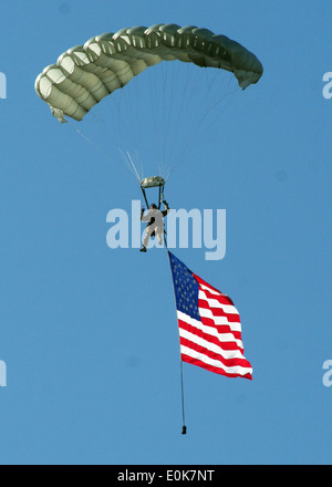 Ein besondere Taktik Fallschirmspringer hinunter auf die Erde mit der amerikanischen Flagge während der Eröffnungszeremonie für Air Mobility R Stockfoto