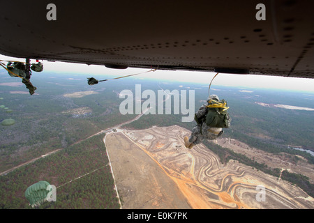 Ein Fallschirmjäger mit 1st Brigade Combat Team, 82nd Airborne Division, springt von einem UH - 60M Black Hawk Hubschrauber während des Trainings D Stockfoto