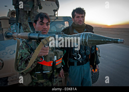 Provinz PAKTIKA, Afghanistan--Khastan Mohammad Manuel, ein Mitglied der afghanischen Nationalarmee, hält eine Rakete angetrieben grenad Stockfoto