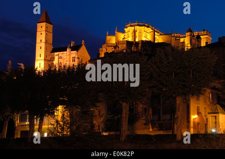 Auch, Gers Abteilung, Frankreich, Europa, Saint Mary Cathedral und Armagnac Tower in der Abenddämmerung Stockfoto