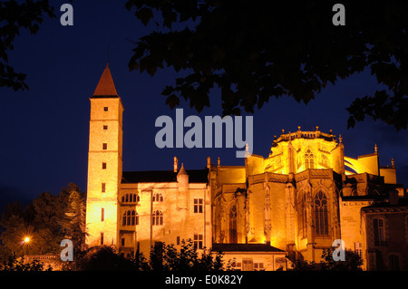 Auch, Gers Abteilung, Frankreich, Europa, Saint Mary Cathedral und Armagnac Tower in der Abenddämmerung Stockfoto